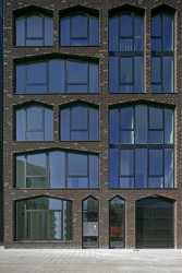 Deset loftových bytů s velkými okny.