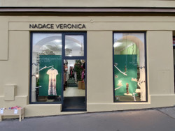 Proměna výlohy Nadace Veronica od studia HRANA v rámci 2. ročníku soutěže o nejlepší výlohu v Brně.