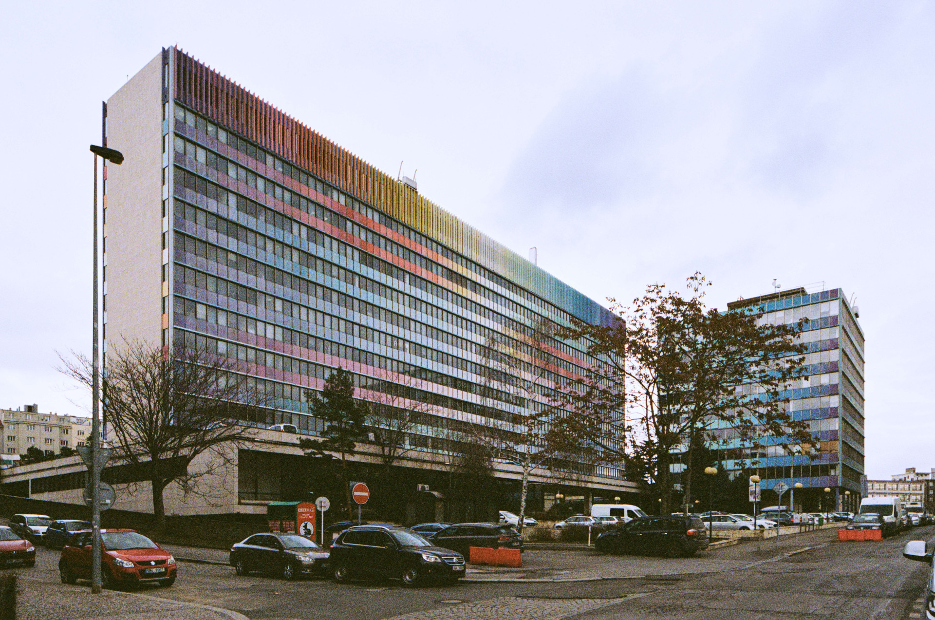 Dnes se k budově dostává špatně. Nejsnadnější je to autem, okolo všech tří částí jsou parkovací plochy, chodníky působí až neoficiálně.