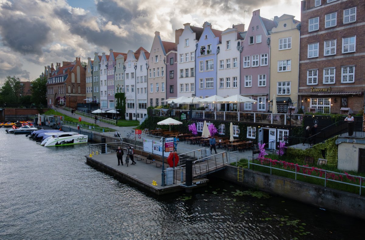 Motława kdysi tvořila přirozenou obrannou linii a rozdělila město na tři hlavní části. Hlavní město (Główne Miasto), Ostrov sýpek (Wyspa Spichrzów) a Ostrov Ołowianka.