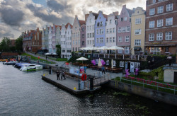 Motława kdysi tvořila přirozenou obrannou linii a rozdělila město na tři hlavní části. Hlavní město (Główne Miasto), Ostrov sýpek (Wyspa Spichrzów) a Ostrov Ołowianka.