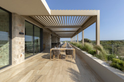 Studio L. Z. Atelier realizovalo moderní golfový klub v Řecku, který zdobí nábytek světových značek