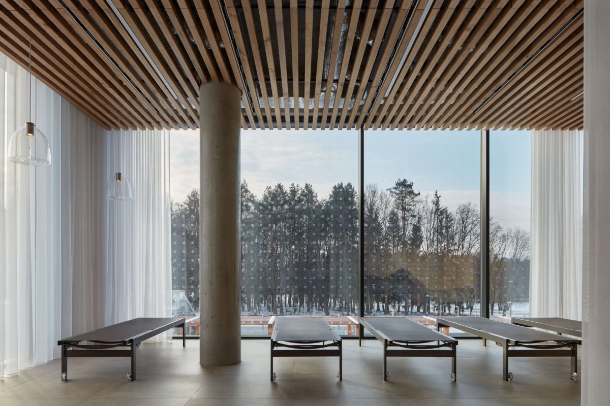 Wellness centrum lázní Aurora v Třeboni, Plus One Architects: Pohled do odpočíváren