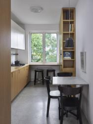 Rekonstrukce bytu a bytového domu Nový Svet, ARCHITEKTI mikulaj & mikulajová - Původní regenerované parkety společně s novou podlahou z teracových dlaždic působí v příjemným dojmem