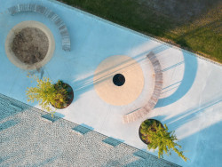 Pískoviště, nová výsadba a skakací herní prvky (Příšovická náves, atakarchitekti)