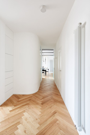 Potřebnou měkkost a klid vnáší do prostoru zaoblené nároží koupelnového boxu v chodbě. (Flexibilní rekonstrukce pražského bytu; Markéta Bromová architekti)
