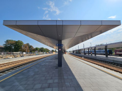 Nové přístřešky na třech nádražích v Kladně. Inovací prošly zejména podhledy - jsou to kazety, které umožní například vytvořit šikminu.