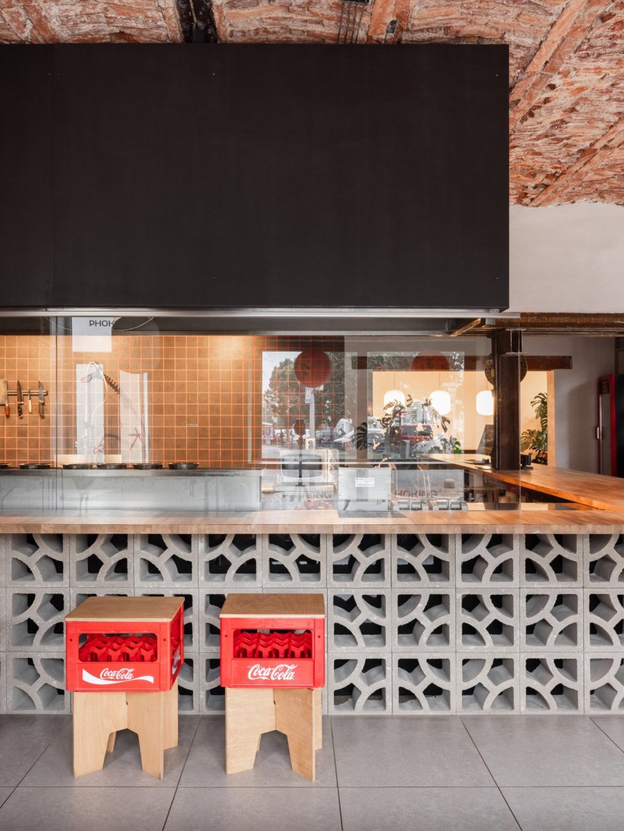 SOA architekti navrhli interiér vietnamské restaurace Pho King v nárožním domě v Popradě.