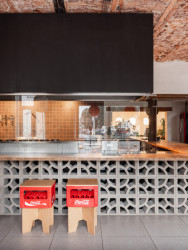 SOA architekti navrhli interiér vietnamské restaurace Pho King v nárožním domě v Popradě.