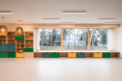 Okno do lesa a na vítání rodičů. (Mateřská škola ve Vědomicích, Architip)