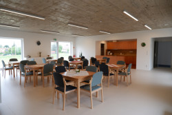 Společenská místnost slouží i seniorům z okolí. To se občas neobejde bez drobných šarvátek.