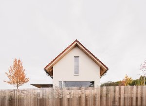 Ateliér Martin Neruda Architektura zrekonstruoval vyhořelý rodinný dům na pražské Zbraslavi