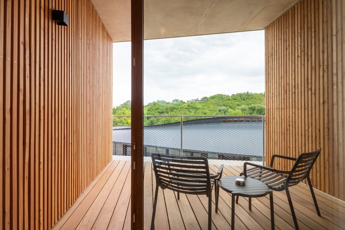 Do lodžií se vchází přímo z pokojů francouzským oknem. (ARTEVINI Resort & Winery u Velkých Pavlovic; znamení čtyř – architekti)