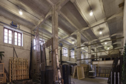 V realizaci divadelního skladiště se uplatnila progresivní železobetonová konstrukce, která měla lépa odolat případnému požáru. 