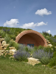 Jakub Cigler Architekti proměnili bývalý areál JZD na zážitkové vinařství s ubytováním