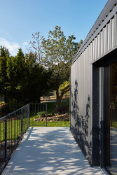 Chata je v podstatě nová, je řešená jako sloupková dřevostavba s pláštěm z trapézovaného plechu. (Chata v Posázaví, Atelier Hajný)