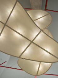 Showroom kosmetiky v Karlíně, P E T R I K + K O T R C & Nora Sopková: Výrazný prvek obchodu tvoří ručně šité papírové lustry