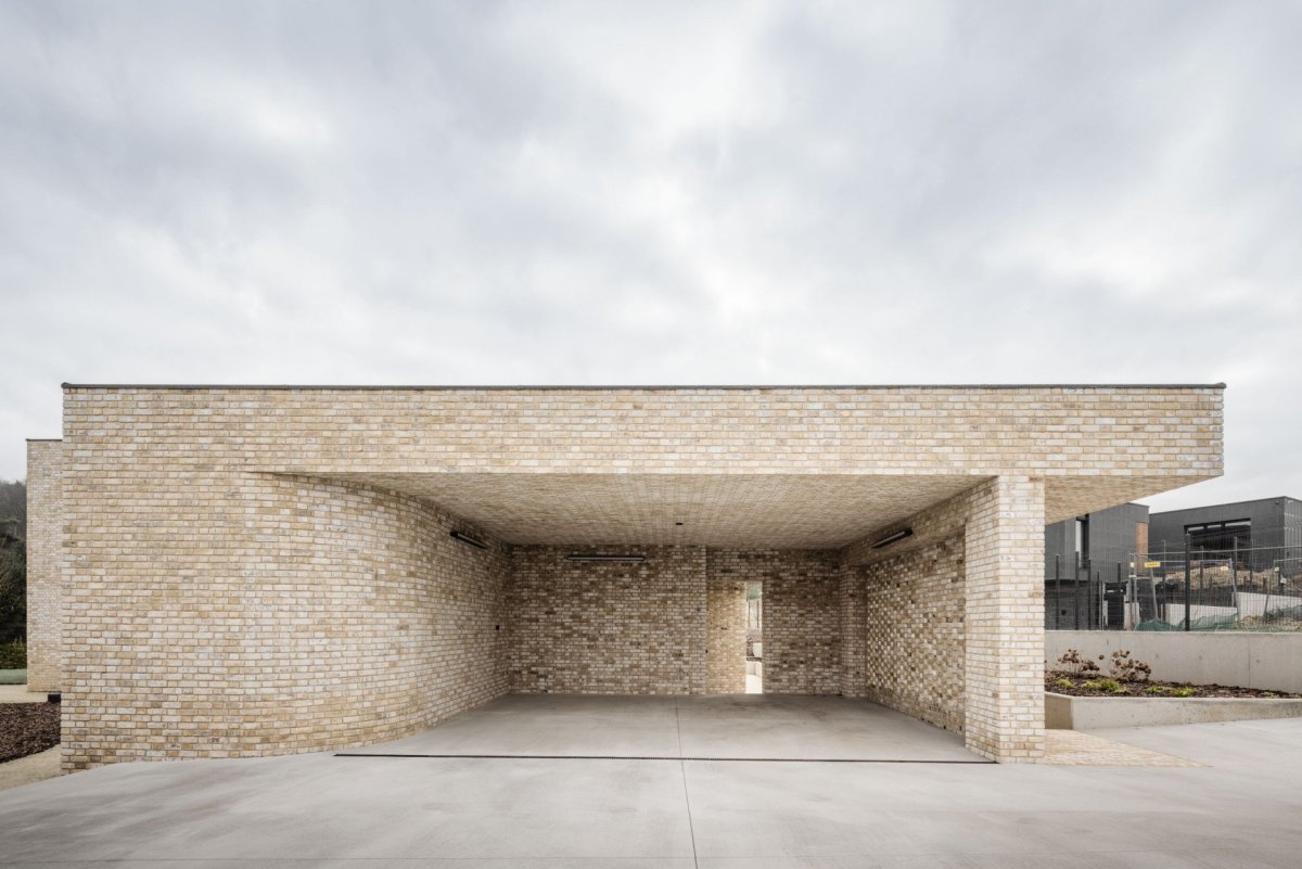 Rodinný dům v Záhorských sadech v Bratislavě, ARCHITEKTI mikulaj & mikulajova: Jeden z kvádrových pavilonů funguje jako garáž se skladem
