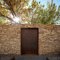 Degustační prostor Fibonacci, Marco Maio Architects: Směrem dolů ze svahu jsou do jedné z nich zasazené dveře, který mi se, pokud jsou otevřené, dá prohlédnout k Vltavě.