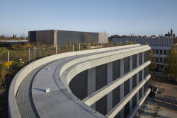 Městskou mozaiku kvalitní královéhradecké architektury doplnila administrativní budova centrály ČSOB od studia Projektil.