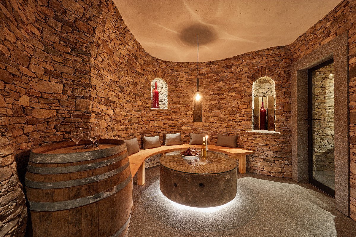 Součástí chalupy je také malý vinný sklípek v podzemním patře. 