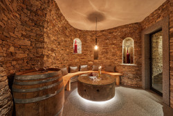 Součástí chalupy je také malý vinný sklípek v podzemním patře. 