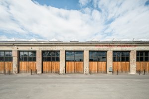 V části Kunstverein Wagenhallen mají umělci své ateliéry, sklady a kanceláře. (ATELIER BRÜCKNER, Wagenhallen ve Stuttgartu)