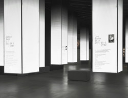 Za novým návštěvnickým centrem osady Ploština stojí studio Art Consultancy.