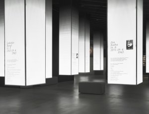 Za novým návštěvnickým centrem osady Ploština stojí studio Art Consultancy.