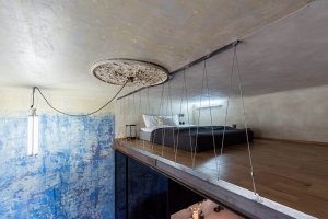 Vršovická dvojčata, Studio Reaktor: Aby se šetřilo prostorem, vzniklo nad kuchyní a koupelnou vestavěné spací patro
