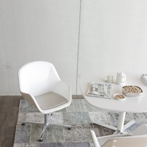Křeslo Pulse spojuje retro estetiku inspirovanou šedesátými lety s aktuálními designovými prvky, díky čemuž se hodí do reprezentativních a stylově laděných komunikačních zón.