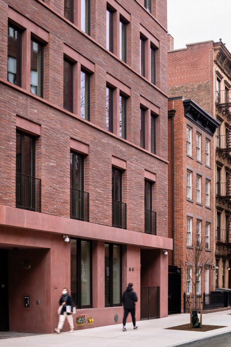 Bytovka z červeného betonu od David Chipperfield Architects