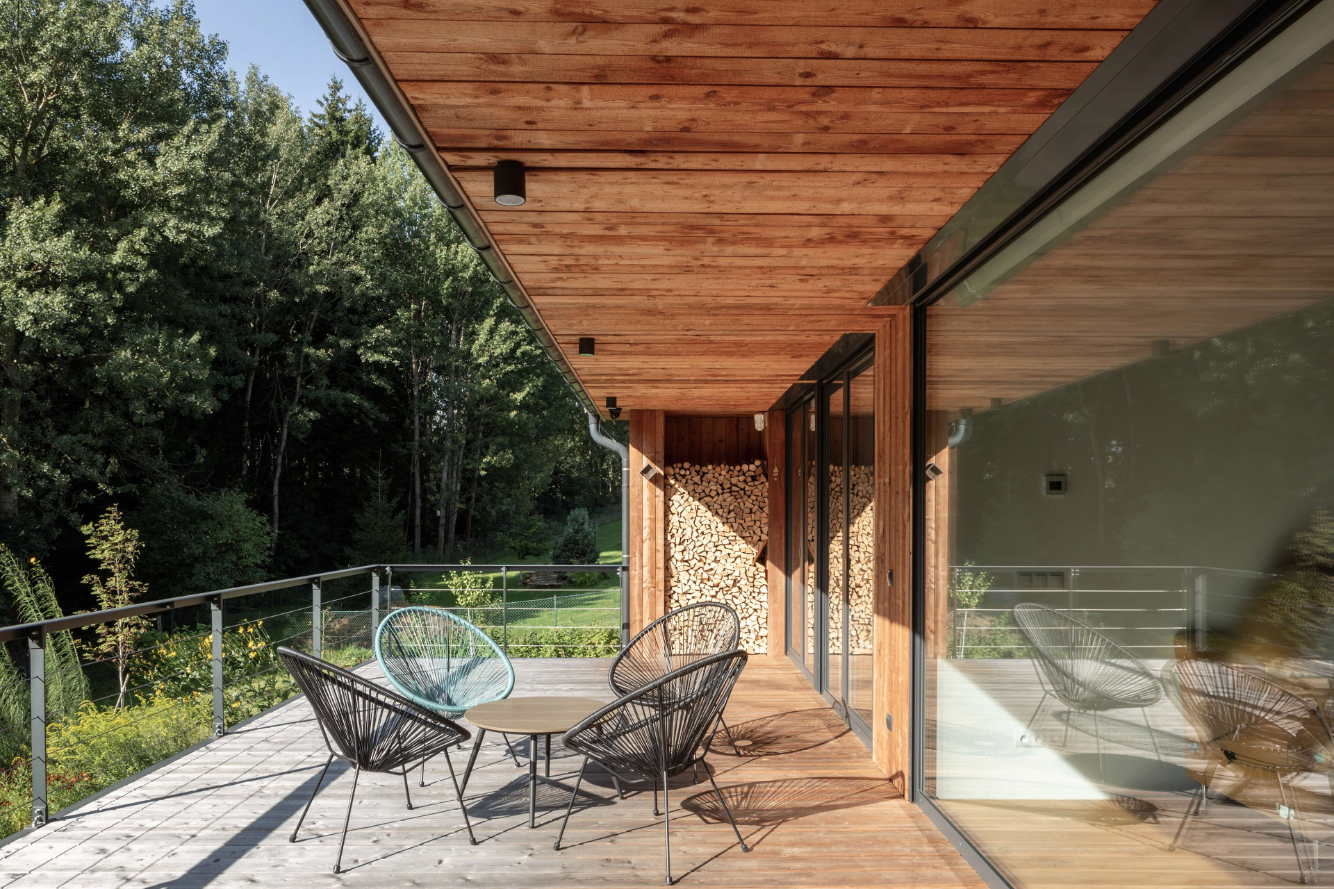 Z obývacího pokoje se otevírá pohled dolů ze svahu.