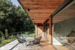 Z obývacího pokoje se otevírá pohled dolů ze svahu.