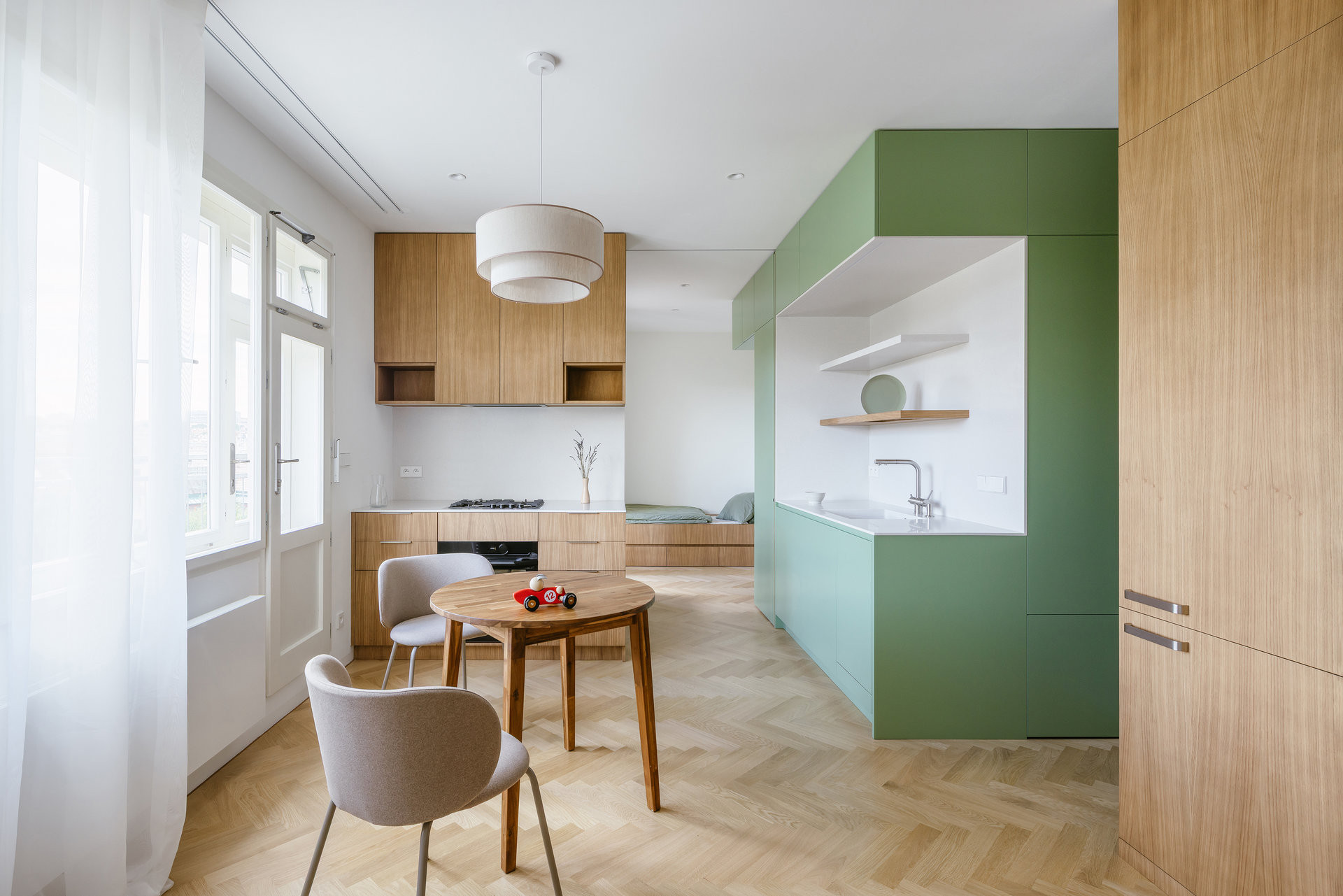 Zelená část obsahuje část kuchyně a úložný prostor. (Nová dispozice bytu na Vinohradech; Architéka)