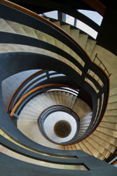 V minulosti se diskutovalo o možné demolici kongresového centra vzhledem k náročné údržbě a energetické náročnosti.