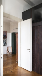 Rekonstrukce bytu v secesní vile, svobodová blaha - Nové a původní prvky mezi sebou vytvářejí zajímavý kontrastní vztah světlých a tmavých ploch