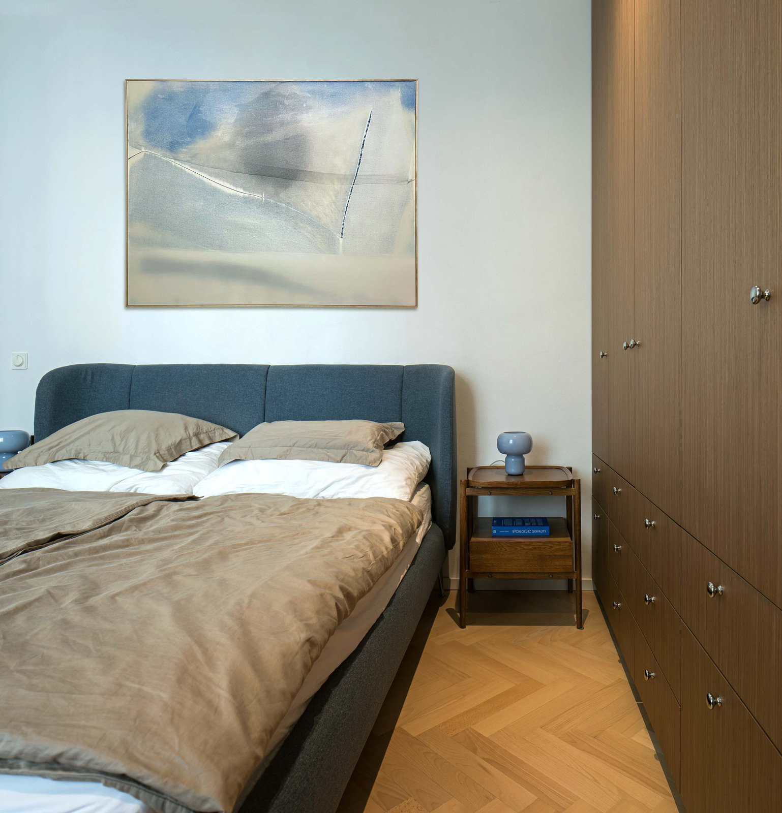 Pohled do ložnice (Rekonstrukce bytu v Praze-Libni; Matika Architecture)