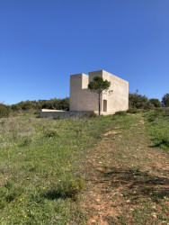 Capela do Monte, malá kaple na malém kopci.