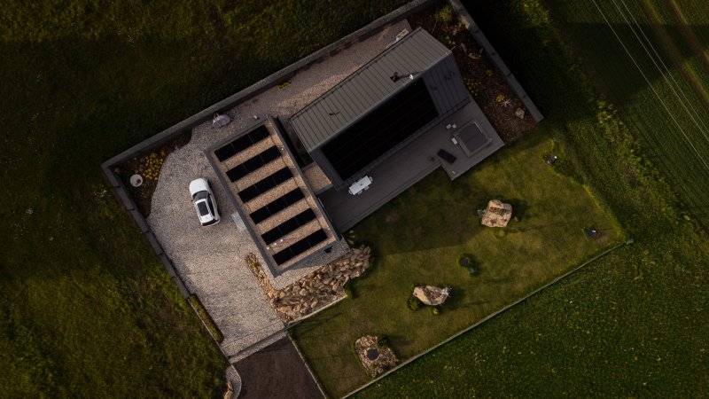 Rodinná firma VESPER HOMES realizovala  rodinný dům u Liberce, který se halí do modřínového dřeva.