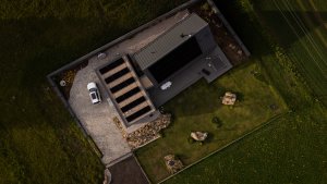 Rodinná firma VESPER HOMES realizovala  rodinný dům u Liberce, který se halí do modřínového dřeva.