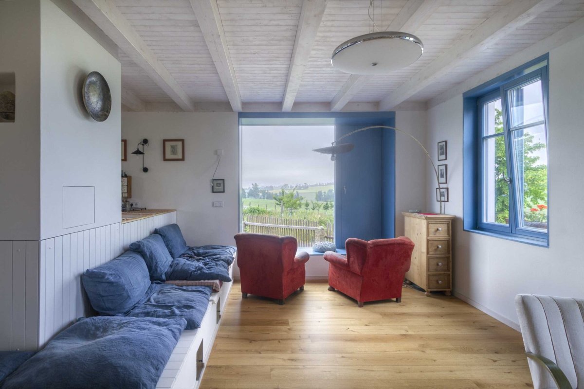 Interiér rozjasňují syté barvy
