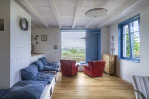 Interiér rozjasňují syté barvy