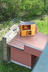 Od 8. 6. do 31. 8. 2023 bude Volmanova vila v Čelákovicích hostit výstavu českého designéry Jindřicha Halabaly