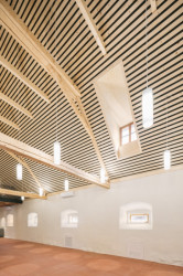 1:1 architekti zrekonstruovali bývalý špejchar historického statku v Benicích u Chrášťan. Sýpka nově slouží jako multifunkční sál