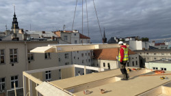 Záklop z tvrdé dřevovláknité desky umožňuje okamžitou pochůznost při montáži 