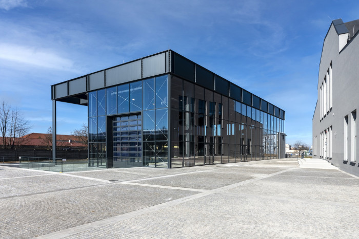 Depozitář jako vitrína pro vozy automobilky Tatra od dvojice Jiří Liškutín a Ladislav Zahradníček