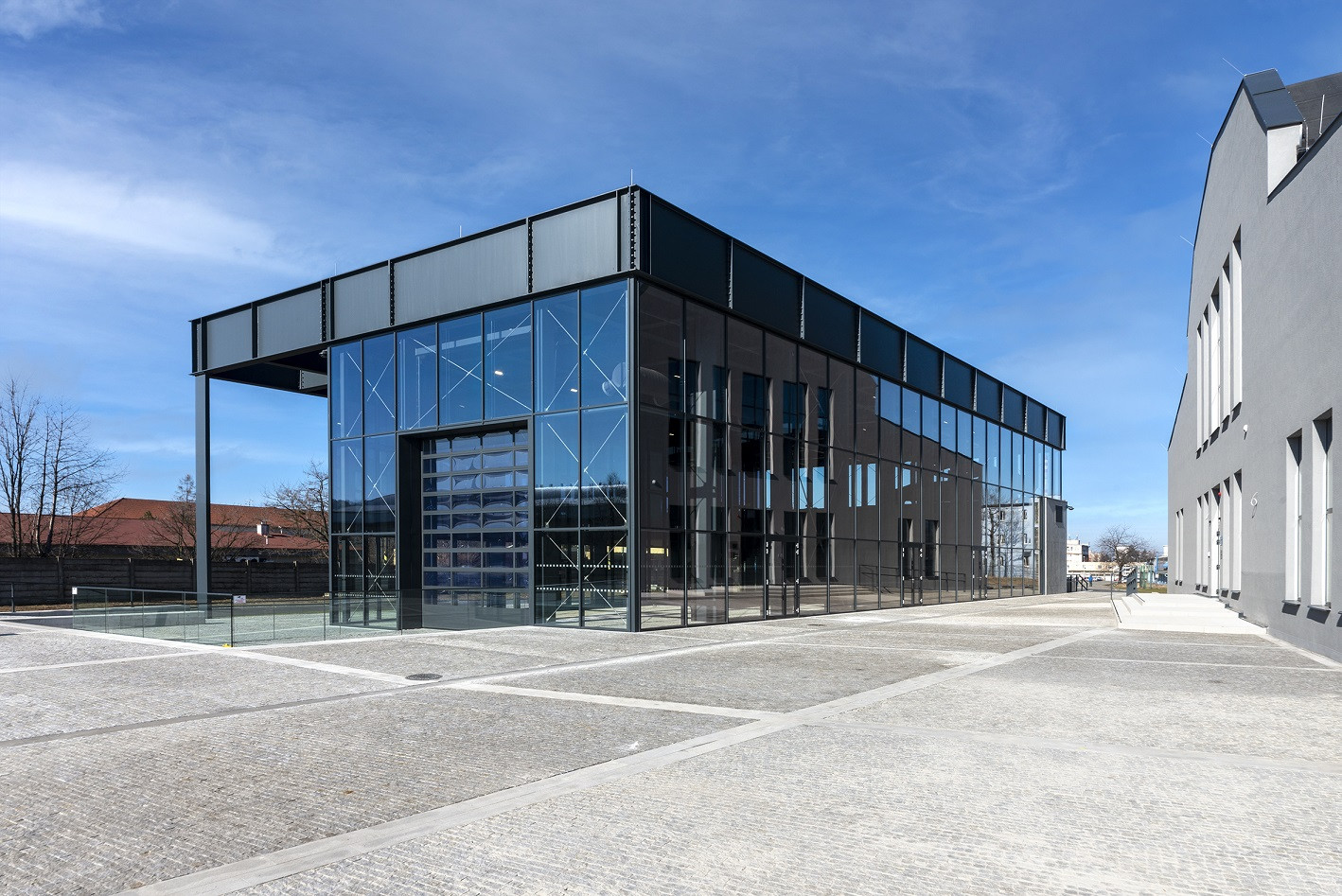 Depozitář jako vitrína pro vozy automobilky Tatra od dvojice Jiří Liškutín a Ladislav Zahradníček