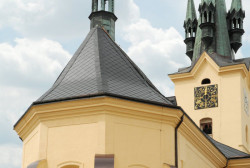 Kostel Sv. Jakuba Většího v Příbrami, skládaná střešní krytina - ilustrační foto