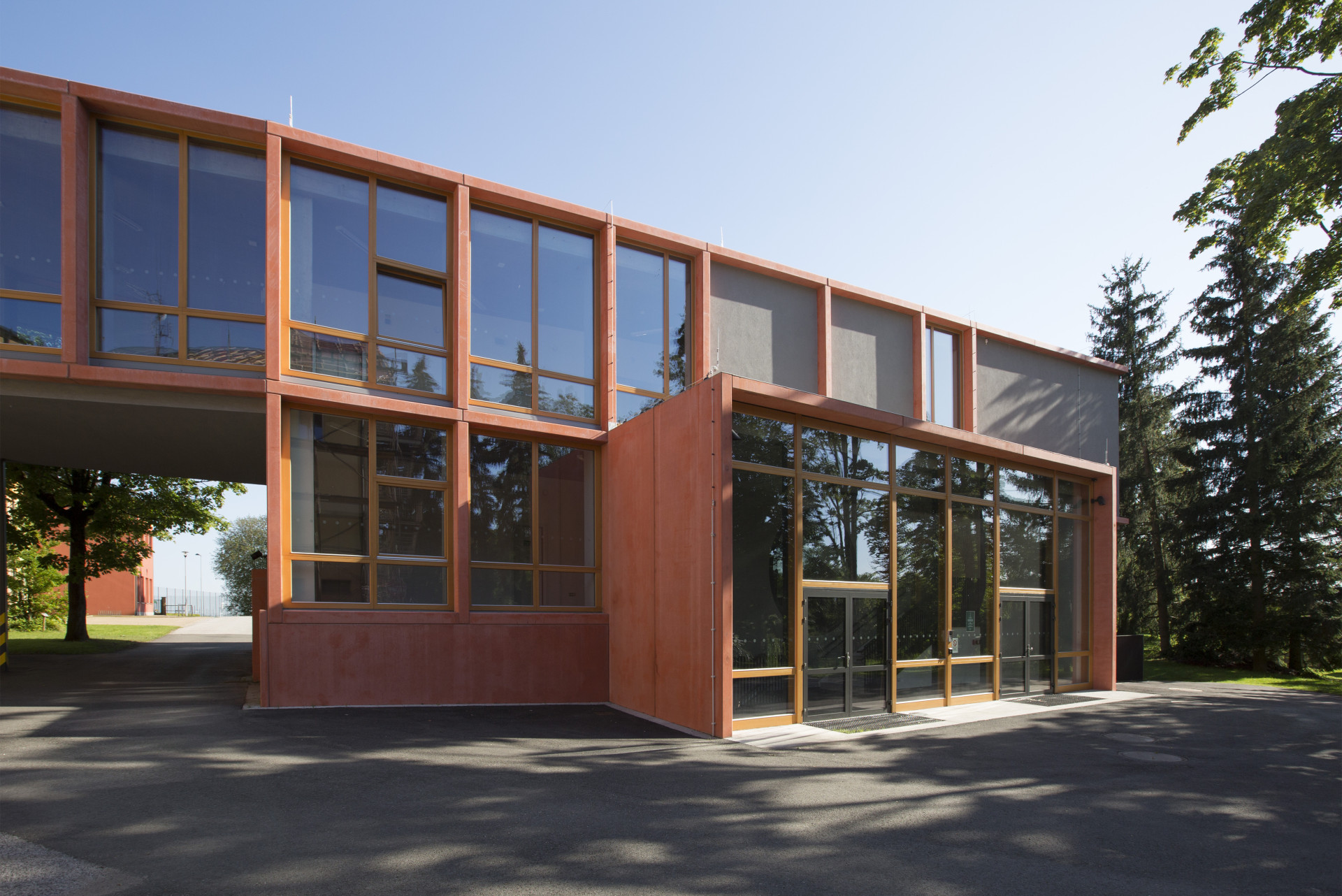 Přístavba školy ve Studenci, CHRAMA: Gestem nové přístavby je umírněná střídmost vytvářející kvalitní prostory pro výuku